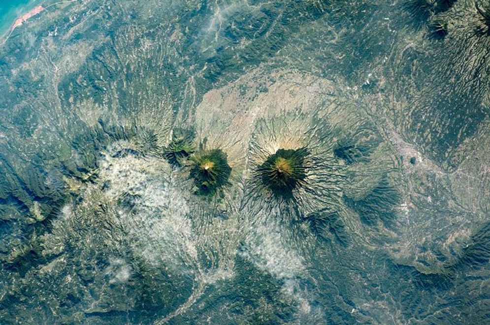 Indahnya Gunung Kembar Indonesia Dilihat dari Ruang Angkasa
